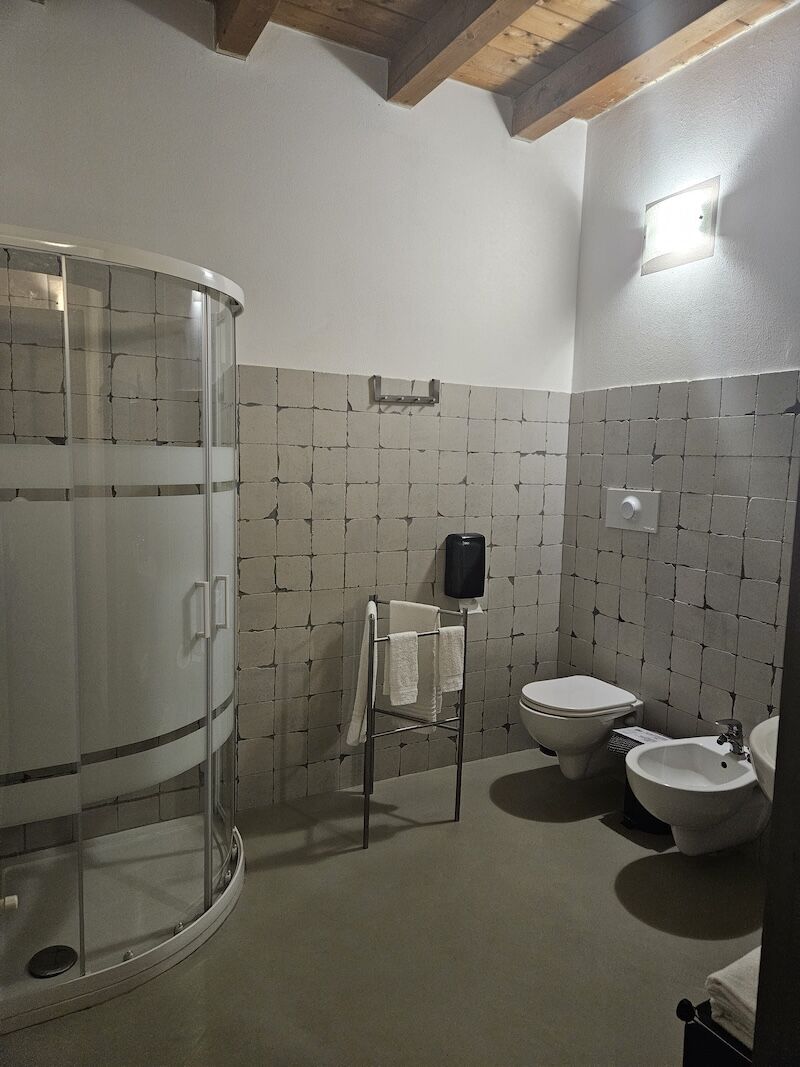 Bagno privato con travi a vista — Guest House Maiocchi Pavia