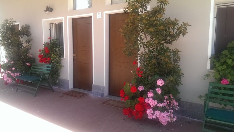 Guest House Maiocchi Pavia — esterno con ingressi e fiori